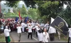 Arak-arakan lebaran Yatim di Desa Citeko Kecamatan Cisarua.