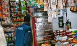 Citra BUMD Tercoreng, Pegawai Perumda Pasar Tohaga Diduga Santai Beli Miras Saat Dinas