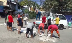 Aksi Nyata PKL Griya Bukit Jaya, Perbaiki Jalan Rusak