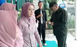 Awan Mendung Akhirnya Gerimis ! Linangan Anisah Bikin Komite Nangis