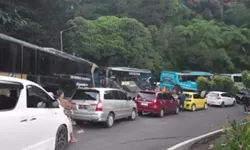 Rekor Macet 17 Jam di Puncak Bogor, Wisatawan Tepar Dipinggir Jalan, Pedagang Keliling Paling Membantu