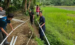 Tanggap Darurat Bencana Longsor, Pabrik AQUA Subang dan PDAM Tirta Rangga Distribusikan Air Bersih untuk Warga Terdampak