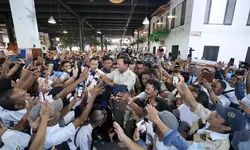 Baru Mendarat dari Yogyakarta, Prabowo Subianto Sukses Sapa Ratusan Pedagang Bakso di Bekasi