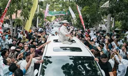 Antusiasme Ribuan Warga Bangkalan Madura Saat Kedatangan Prabowo Subianto yang Akan Resmikan Sumber Titik Air Bersih