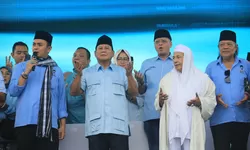 Prabowo dan Relawan Nderek Guru Habib Luthfi Bershalawat Bersama di Serang