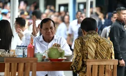 Antusias Ratusan Warga Jateng Lihat Jokowi dan Prabowo Makan Bakso Bareng: Semoga Tetap Merakyat