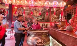 Jaga Toleransi dan Sambut Perayaan Imlek, Prajurit TNI AU Lanud Atang Sendjaja Bersih-bersih Vihara di Bogor