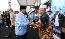 Momen Prabowo Subianto Izin ke Kiai Sebelum Joget di Panggung di Sidoarjo