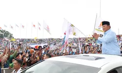 Prabowo Turun Panggung Sapa Ratusan Ribu Masyarakat Jawa Timur di Sidoarjo