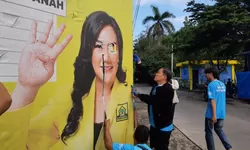 Sejuta Baliho Caleg Disapu Bersih Relawan Glowing, Dokter Rayendra: Biar Kota Bogor Kian Bersih Kembali