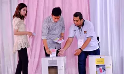 Gibran Rakabuming Raka dan Selvi Menggunakan Hak Pilih di TPS 34 Kelurahan Manahan