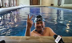 Usai Nyoblos, Prabowo Subianto Santai Berenang di Sela Menunggu Quick Count