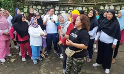 Potret Ibu-ibu Warga Cibogor yang Heboh Ikuti Senam Pagi Bersama Dokter Rayendra 