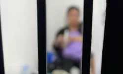 Viral Potret Pilu Ibu & Anak Saling Berpelukan di Penjara, jadi Tahanan Padahal Korban Pengeroyokan