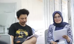 Film Tentang Pelajar dengan Cinta Yang Tak Sampai, Cerita Cinta Bunga Matahari dan Rembulan
