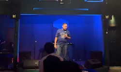 Bagikan Voucher dan Hadiah Langsung, Tri Adhianto Ikut Open Mic di Acara Stand Up Comedy Bekasi