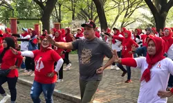 Berkat Tri Adhianto, Puluhan Warga Duta Harapan Bekasi Ikut Senam Sehat dan Liburan Gratis ke Gunung Mas Puncak 