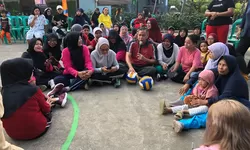 Ingin Lebih Dekat dan Resap Aspirasi Masyarakat, Tri Adhianto Ikut Senam Pagi Bersama Warga Kelurahan Jakasampurna