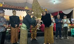 Hadiri Pentas Perayaan HUT RI ke-79, Komunitas Wayang Kulit Jowo Nyawiji Dukung Tri Adhianto di Pilkada 2024