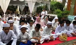 Bentuk Komitmen dan Tanggung Jawab Sosial, Tri Adhianto Santuni 150 Yatim di Rumahnya