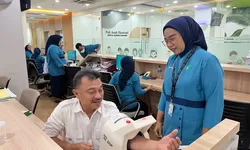 Jelang Pilkada Kota Bekasi, Tri Adhianto dan Harris Bobihoe Jalani Pemeriksaan Kesehatan