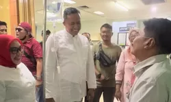 Jatuh Pingsan Saat Ikut Iring-iringan, Tri Adhianto Jenguk Relawan di Rumah Sakit