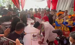 Didampingi Iring-iringan Warga, Tri Adhianto dan Bobihoe Tiba di Kantor KPU Kota Bekasi 