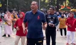 Disambut Antusiasme Warga, Tri Adhianto dan Bobihoe Jalan Sehat dan Senam Bersama di GOR Bekasi