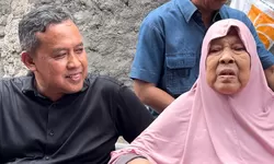 Peduli Warga, Tri Adhianto Berikan Kursi Roda untuk Lansia di Bekasi Selatan