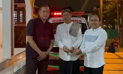 Upaya Tingkatkan Layanan Kesehatan Warga, Tri Adhianto Sumbangkan Ambulans ke Masjid Al Barokah