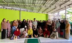 Silaturahmi dengan Warga Cimahpar, Dokter Rayendra Sampaikan Visi di Pilwalkot Bogor