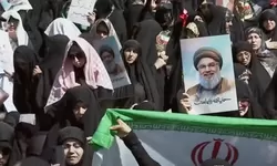 Pemimpin Tertinggi Iran, Ayatollah Ali Khamenei Pimpin Jumatan di Teheran saat Ketegangan dengan Israel