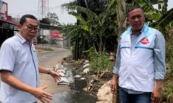 Dapat Laporan Warga via Medsos, Tri Adhianto Langsung Kunjungi Lokasi Rawan Banjir di Jatisampurna