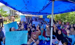 Gelar Acara Ngariung Sehat, Warga Sindangrasa Sambut Dokter Rayendra Pakai Poster Tulisan Tangan