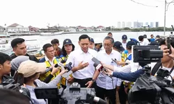 Agus Yudhoyono melakukan peninjauan langsung tanggul dan kolam retensi di Kalibaru Jakarta 