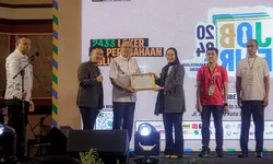 Apresiasi! Disnaker Kota Bandung Beri Penghargaan untuk Perusahaan Pemberi Lapangan Kerja Bagi Penyandang Disabilitas