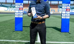 Paul Munster meraih gelar Pelatih Terbaik Liga 1 Indonesia untuk bulan September 2024 setelah membawa Persebaya Surabaya tak terkalahkan.