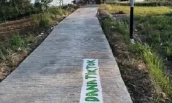 Nunggu Bertahun-Tahun Gak Dibangun, Jalan Desa di Madura Dibangun Pakai Dana Warga dan Gift TikTok
