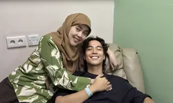 Vidi Aldiano Tampil Tersenyum Saat Jalani Kemoterapi Bersama Ibu