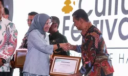 Pemkot Bandung Raih Penghargaan Indeks BerAKHLAK Terbaik Kategori Kota di ASN Culture Festival 2024