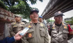 Kerja Sama dengan TNI dan Polri, Satpol PP Kota Bandung Lanjutkan Penertiban Bangunan Liar di Depan Balai Yasa PT KAI