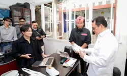 Didampingi Pj Wali Kota Bandung, Mendag Budi Santoso Kunjungi Sejumlah UMKM di Kota Bandung