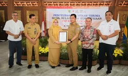 Pj Sekda Bandung Hadiri Serah Terima Bulan Dana PMI Kota Bandung Tahun 2024