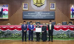Rapat Paripurna Bersama Pemkot, DPRD Kota Bandung Serahkan Nama Walkot-Wawalkot Terpilih ke Mendagri