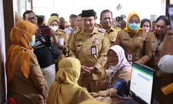 Pj. Bupati Bogor Tinjau Pelaksanaan Pemeriksaan Kesehatan Gratis di Puskesmas Cimandala