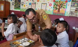 Sekda Bogor Pantau Program Makan Bergizi Gratis di SDN Pajeleran 01 Cibinong