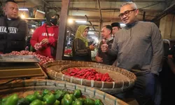 Jelang Hari Raya, Wali Kota Bandung Pantau Stabilitas Harga Pangan di Pasar Ciroyom
