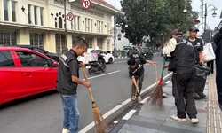 Apresiasi! Pasca Konvoi Euforia Persib Juara, Petugas Kebersihan Kota Bandung Sisir Kota Sejak Dini Hari