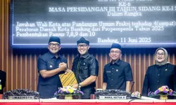 Wali Kota Muhammad Farhan Beri Jawaban Tertulis, DPRD Kota Bandung Bentuk 4 Pansus dalam Rapat Paripurna