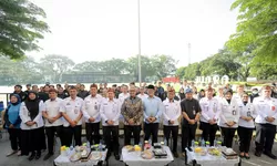 Puluhan Warga Binaan Bapas Ikut Bersihkan Alun-alun, Pemkot Bandung Dukung Pemasyarakatan Inklusif